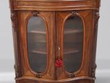 une vieille armoire en bois avec deux portes vitrées et une rose rouge sur la porte