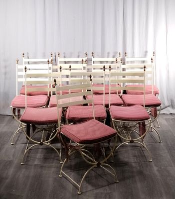 Suite de douze chaises en métal peint blanc, le piètement de…