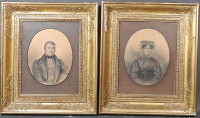 paire de portraits anciens représentant deux hommes en tenue de cérémonie