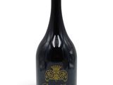 une bouteille de vin rouge posée sur une table blanche