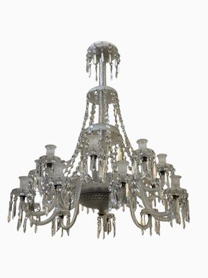 une image d'un lustre en verre et en métal