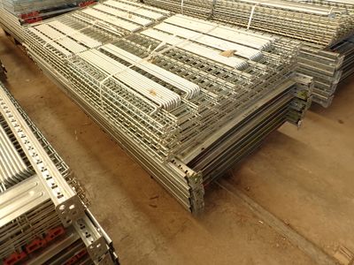 de nombreux rayonnages métalliques dans un entrepôt où il y en a beaucoup