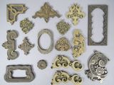 de nombreux objets décoratifs de toutes sortes disposés sur une table