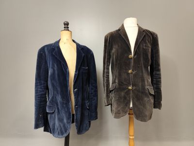 une paire de vestes en velours pour homme présentées sur des mannequins