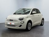 la petite voiture blanche est garée dans une grande pièce