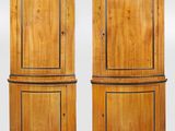 deux grandes armoires en bois avec des portes, situées de chaque côté