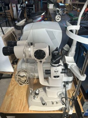 a machine that is sitting on a table in a garage