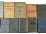 plusieurs vieux livres sont alignés sur une surface blanche