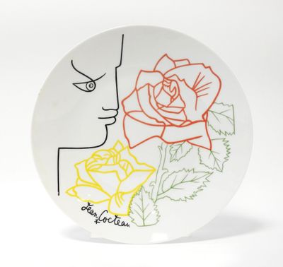 une assiette sur laquelle est représentée une femme et une rose