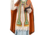 figurine représentant un pape en robe et coiffe, posée sur un socle
