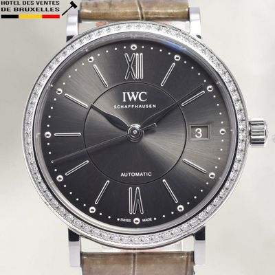 gros plan d'une montre-bracelet avec un cadran noir