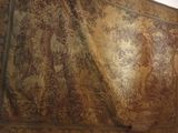 une grande tapisserie accrochée au mur d'une pièce