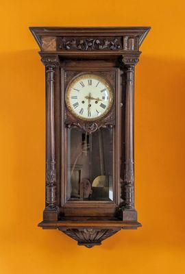 une horloge accrochée au mur d'une pièce