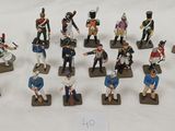 de nombreuses figurines de différentes tailles et couleurs