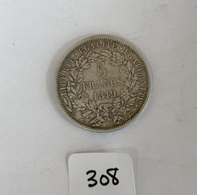 gros plan d'une pièce de monnaie sur une surface blanche avec une étiquette de prix
