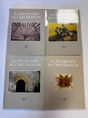 quatre livres posés sur une table blanche, avec une photo d'un bâtiment en arrière-plan