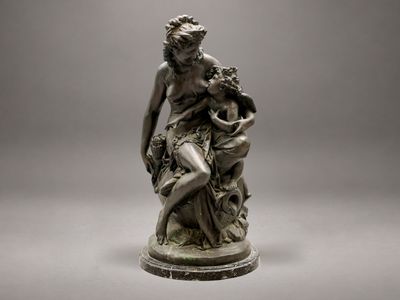 statue d'une femme tenant un enfant dans ses bras