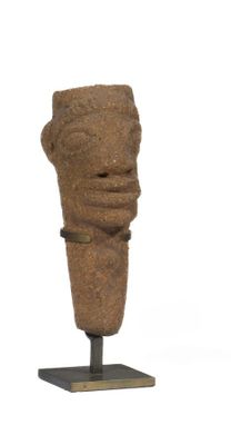 sculpture représentant une tête posée sur un socle, sur fond blanc