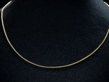 un collier à chaîne en or sur un mannequin mannequin mannequin mannequin mannequin mannequin mannequin mannequin mannequin mannequin