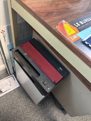 un bureau sur lequel se trouvent une imprimante et un livre