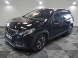 la voiture noire est garée sur un sol en damier dans le garage
