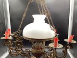 un lustre sur lequel sont disposées des bougies