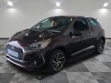La nouvelle Citroën est garée dans un showroom au sol carrelé d'un motif à damier.
