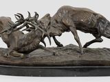 statue représentant un troupeau de cerfs et d'antilopes sur un rocher