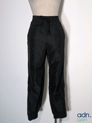 un mannequin vêtu d'un pantalon noir et d'une chemise blanche