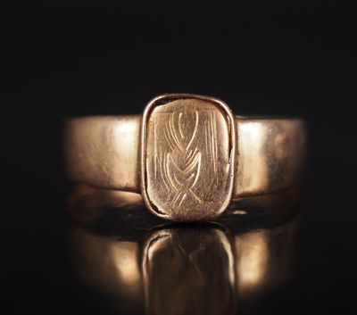 une chevalière en or ornée d'un oiseau