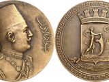 a close up of a coin with a man in a hat on it