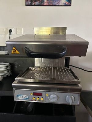 une photo d'un four à pizza professionnel dans une cuisine professionnelle