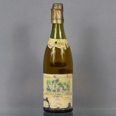 une bouteille de vin posée sur une table