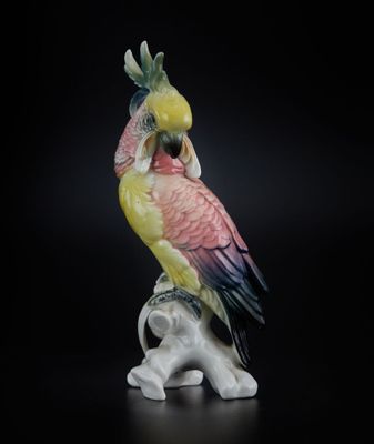 une figurine représentant un perroquet perché sur une branche