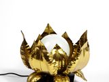 lampe « Lotus doré » avec une boule en verre sur un socle noir