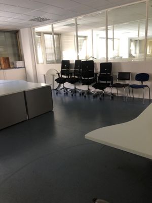une pièce avec un lit, des chaises et un bureau