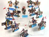 de nombreuses figurines représentant des hommes à cheval sont exposées