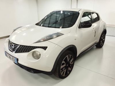 une photo d'un SUV Nissan Juke blanc garé dans un garage