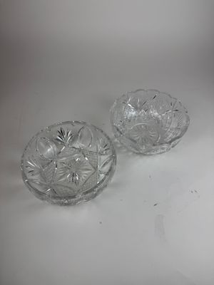 DEUX CORBEILLES A FRUITS en cristal taillé.