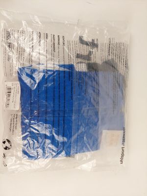 un sac en plastique contenant un objet bleu