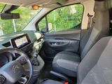 l'intérieur d'une voiture avec un volant et un tableau de bord