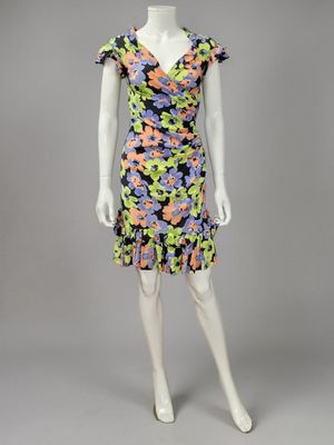 une robe de mannequin ornée de fleurs colorées sur un mannequin, mannequin, mannequin, mannequin, mannequin, mannequin, mannequin, mannequin, mannequin, mannequin, mannequin, mannequin, mannequin, mannequin, mannequin, mannequin, mannequin, mannequin, mannequin, mannequin, mannequin, mannequin, mannequin, mannequin, mannequin, mannequin, mannequin, mannequin, mannequin, mannequin, mannequin, mannequin, mannequin, mannequin, mannequin, mannequin, mannequin, mannequin, mannequin, mannequin, mannequin, mannequin, manne