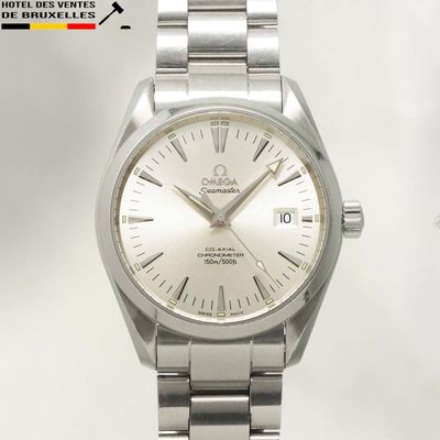 une montre en argent avec un cadran blanc et un bracelet en argent
