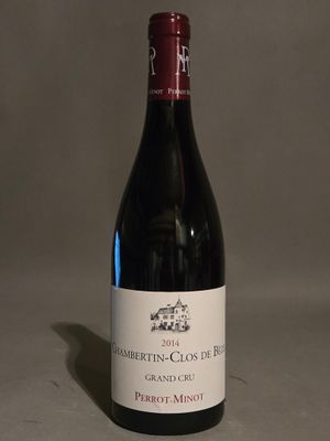 une bouteille de vin posée sur une table
