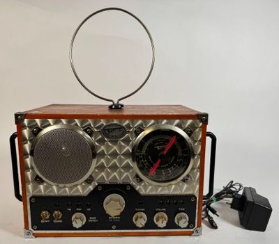 une radio posée sur une table