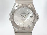 une image d'un gros plan d'une montre-bracelet sur un fond blanc