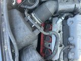 une photo d'un moteur de voiture avec le capot ouvert