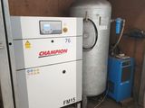 une machine qui se trouve à l'intérieur d'un garage