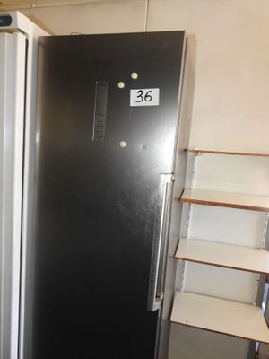 un réfrigérateur noir dans un coin de la pièce