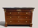 une image d'une commode avec un plateau en marbre